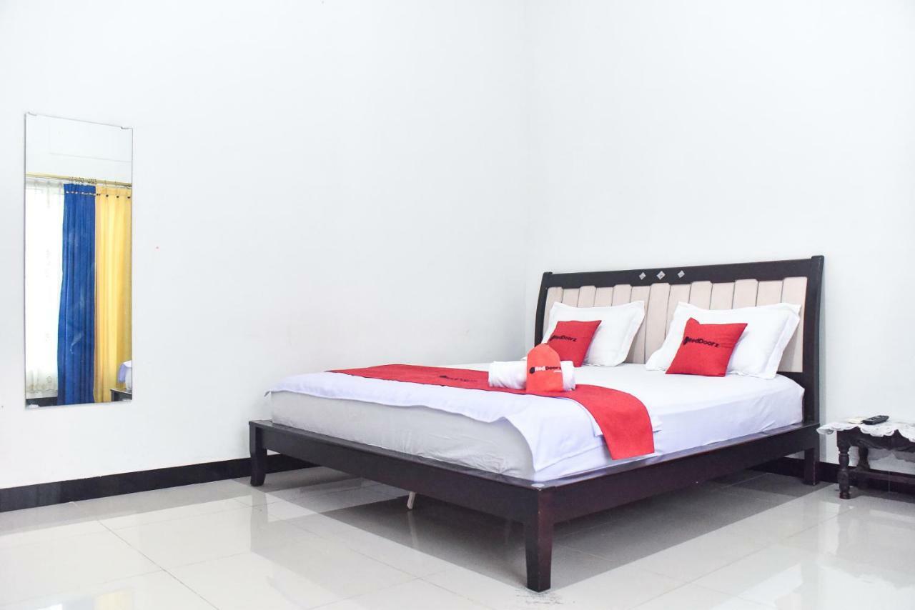 Hotel Reddoorz Near Sultan Hasanuddin Airport 2 Macasar Exterior foto